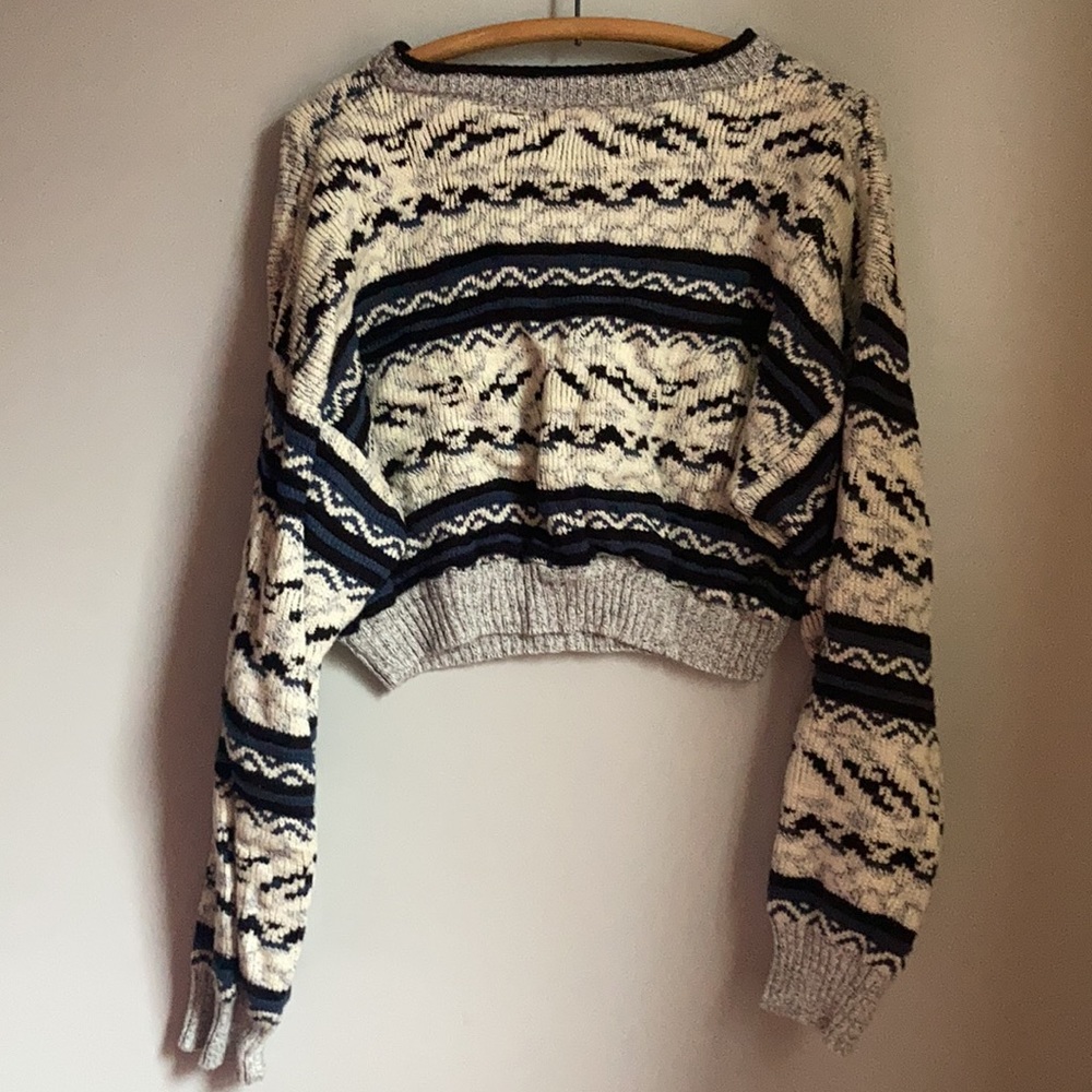 Cropped UO Sweater - Picture 4 of 5